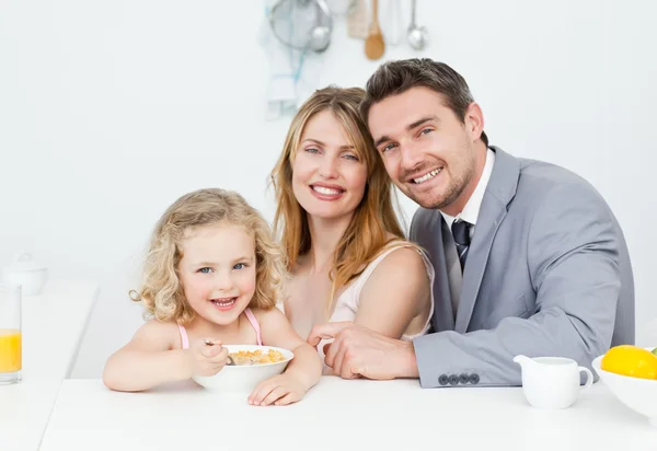 Famiglia che fa colazione insieme — Foto Stock