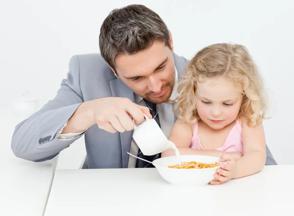 彼女の娘と一緒に朝食を持っていることの父 — ストック写真