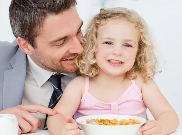 Vater frühstückt mit Tochter — Stockfoto