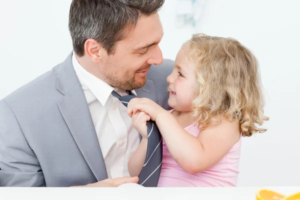 Dopasowywanie krawatu ojca dziewczynki — Zdjęcie stockowe