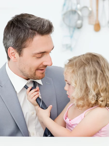 어린 소녀가 그녀의 아버지의 넥타이 조정 — 스톡 사진