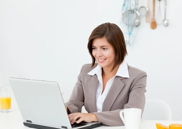 Businesswoman working on her laptop — Stock Photo, Image
