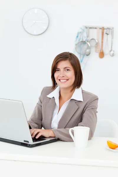 Mujer de negocios sonriente trabajando en su computadora portátil — Foto de Stock