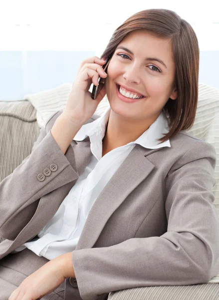Smilng Donna d'affari che telefona sul suo divano — Foto Stock