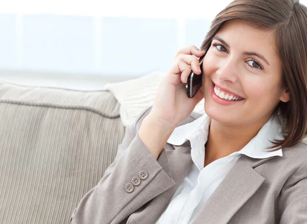 Smilng zakenvrouw bellen op haar bank — Stockfoto