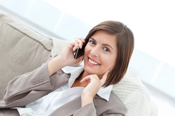 Sorrindo Mulher de negócios telefonando em seu sofá — Fotografia de Stock