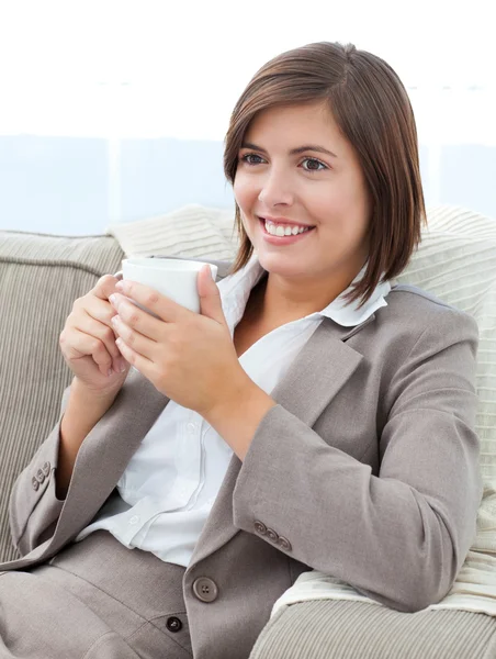 コーヒーを飲む女性実業家 — ストック写真
