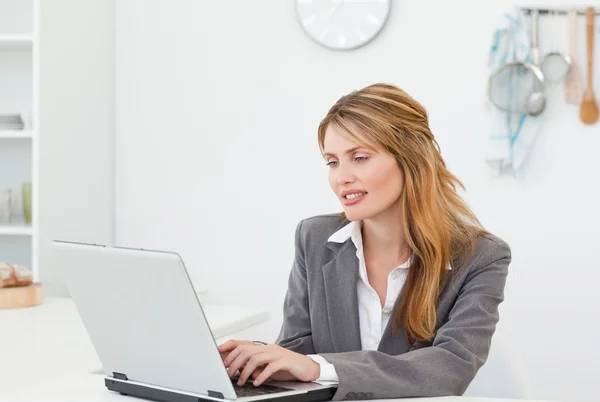 Affärskvinna tittar på hennes laptop — Stockfoto