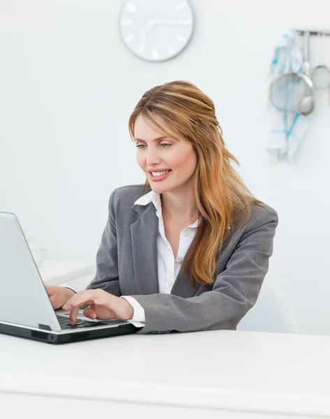 Donna d'affari guardando il suo computer portatile — Foto Stock