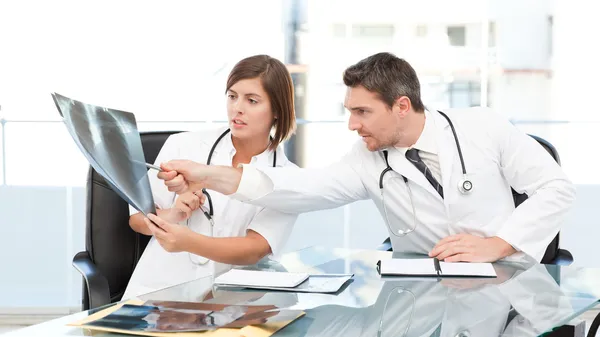 Doctors looking at x-ray — Stock Photo, Image