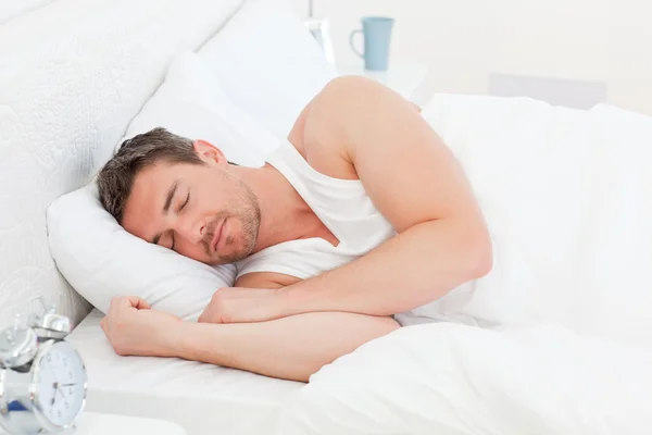 Bir adam yatağında uyanmak önce — Stok fotoğraf