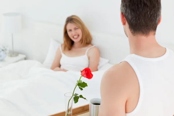 Radostné milenci mají snídaně v posteli — Stock fotografie