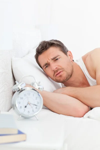 Rozhněvaný muž v posteli před probuzení — Stock fotografie