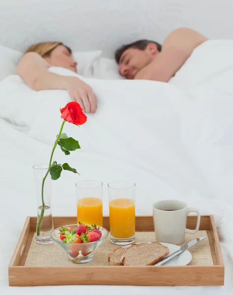Amantes dormindo depois de tomar café da manhã — Fotografia de Stock