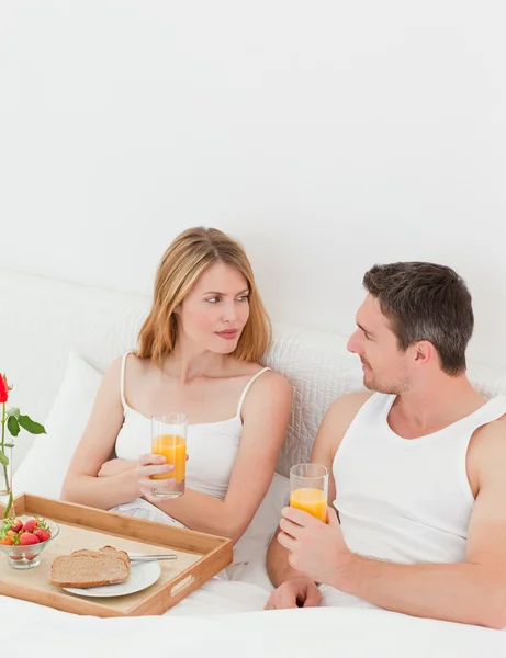 Niedliche Paare frühstücken — Stockfoto