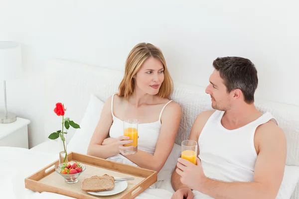 Niedliche Paare frühstücken — Stockfoto