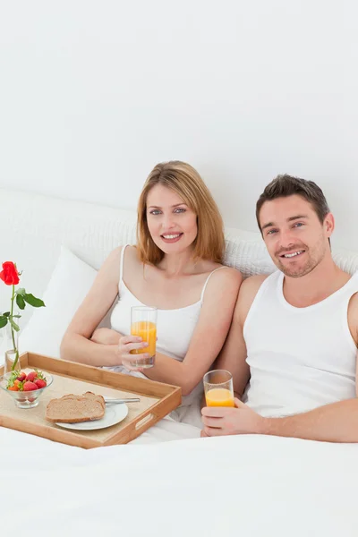 Aranyos párok reggelizik — Stock Fotó