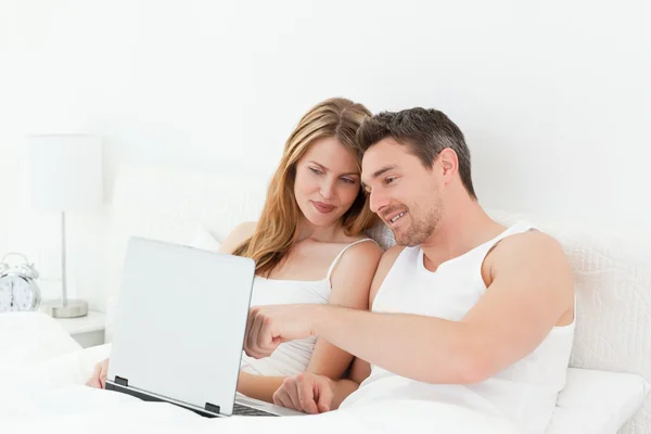Gli amanti guardando un film sul loro computer portatile — Foto Stock