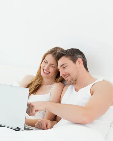 Amantes assistindo um filme em seu laptop — Fotografia de Stock
