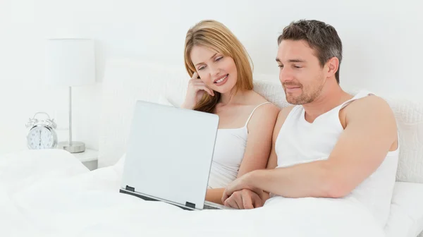 Amantes assistindo um filme em seu laptop — Fotografia de Stock
