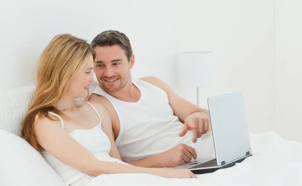 Gli amanti guardando un film sul loro computer portatile — Foto Stock