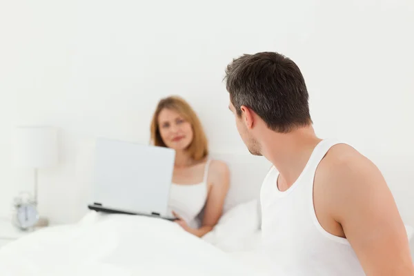 Homem conversando com sua namorada — Fotografia de Stock