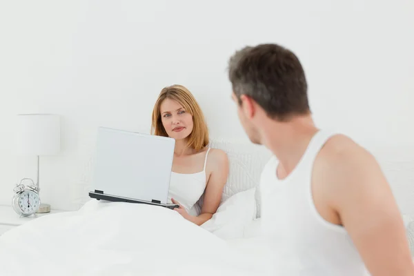 Man praten met haar vriendin — Stockfoto