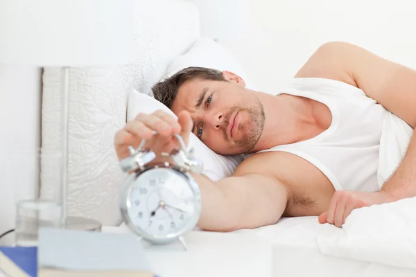 Um homem infeliz na cama antes de acordar — Fotografia de Stock