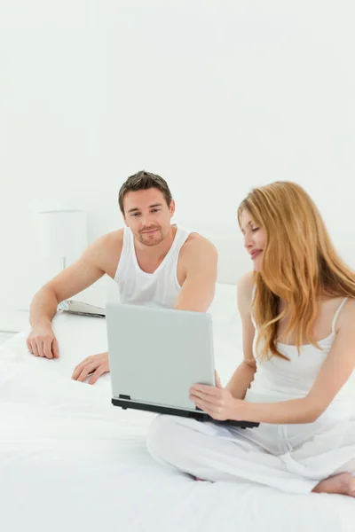 Gli amanti guardando il computer portatile — Foto Stock
