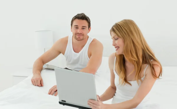 Lovers looking at the laptop — Stock Photo, Image