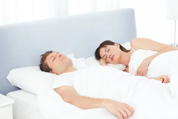 Fredliga älskare sover tillsammans — Stockfoto