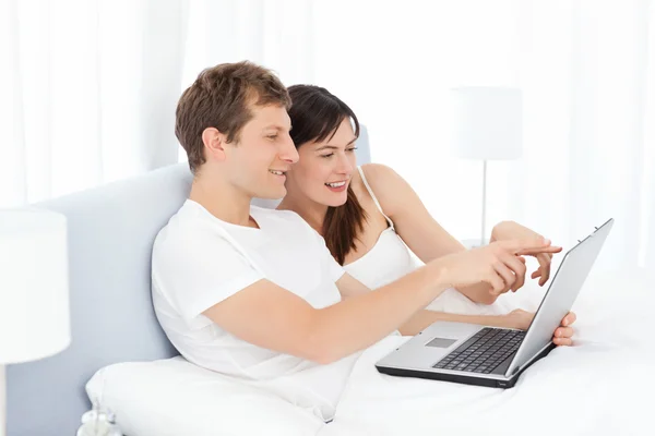 Mladé páry sledování videa na svém počítači — Stock fotografie