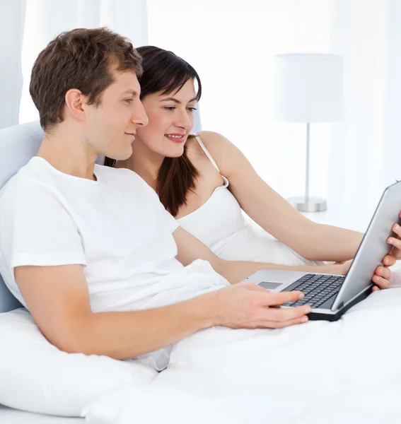 Mladé páry sledování videa na svém počítači — Stock fotografie