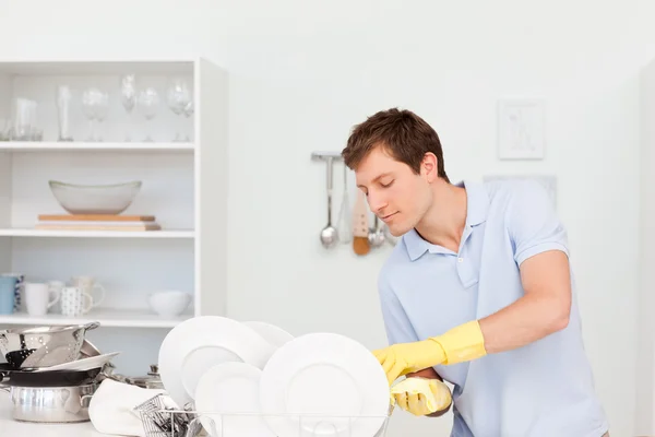 皿を洗う男 — ストック写真