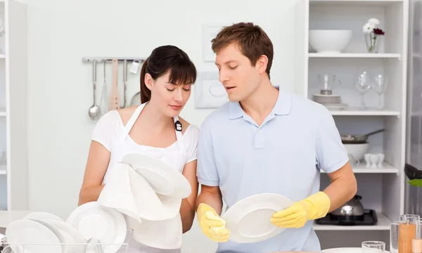 Amantes lavar pratos juntos — Fotografia de Stock