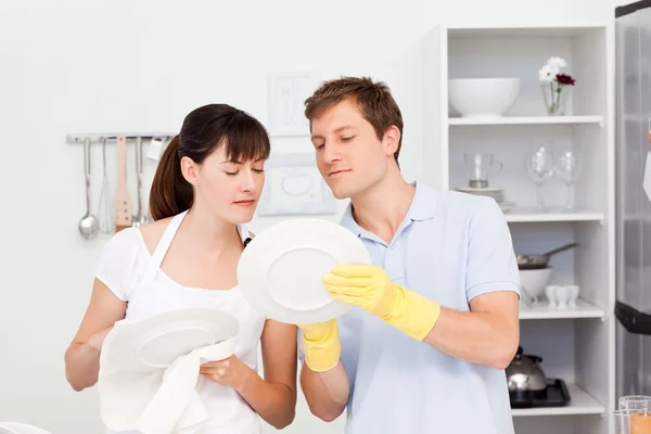 Gli amanti lavare i piatti insieme — Foto Stock