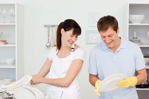 Amoureux laver la vaisselle ensemble — Photo