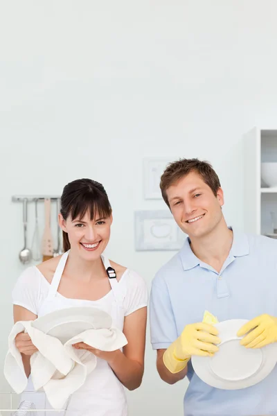 Milenci spolu mytí nádobí — Stock fotografie