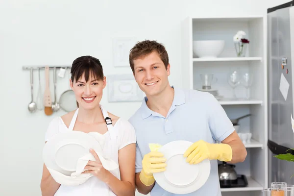 恋人在一起洗碗 — 图库照片