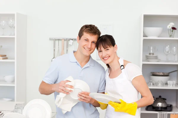 Casal lavar pratos juntos — Fotografia de Stock