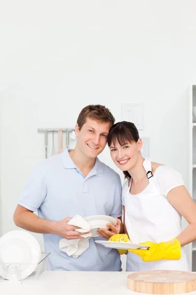 Casal lavar pratos juntos — Fotografia de Stock