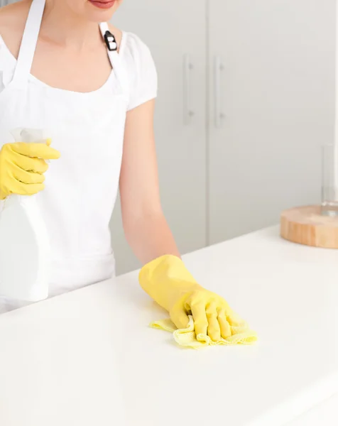Kobieta zmywanie naczyń — Zdjęcie stockowe