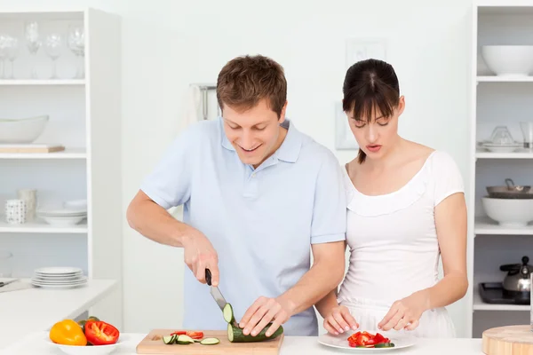 Älskare matlagning tillsammans i köket — Stockfoto