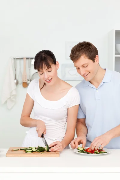 恋人在一起在厨房做饭 — 图库照片