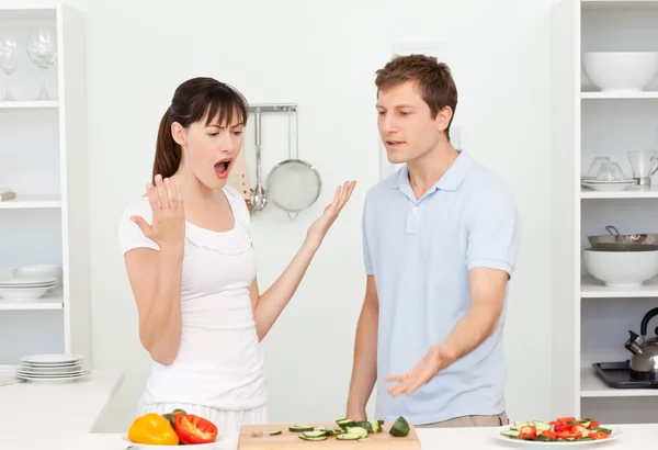 Jungverliebte streiten in der Küche — Stockfoto