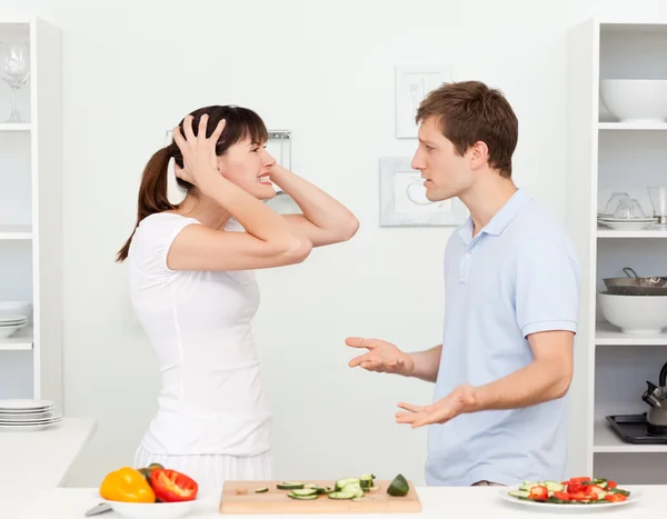 Молодые любовники спорят на кухне — стоковое фото