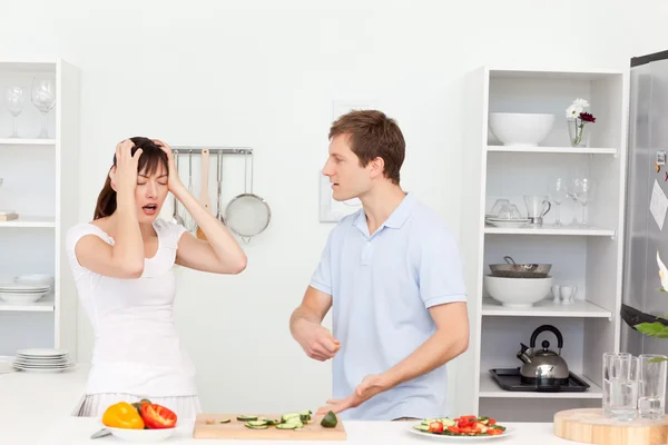 Jovens amantes tendo disputa na cozinha — Fotografia de Stock