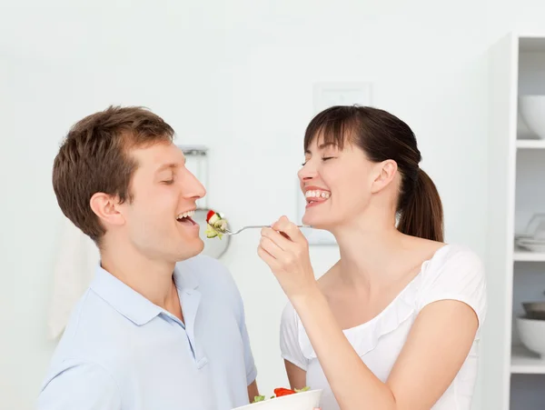 Happy couple eating together — Stock Photo, Image