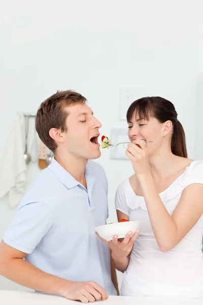 Gelukkige paar samen eten — Stockfoto