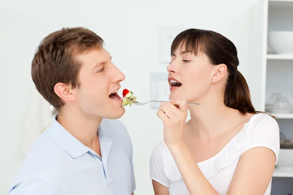 Glückliches Paar beim gemeinsamen Essen — Stockfoto